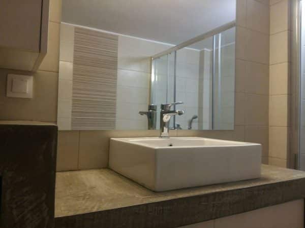 Λεπτομέρεια νιπτήρα από ανακαίνιση μπάνιου στα Πετράλωνα