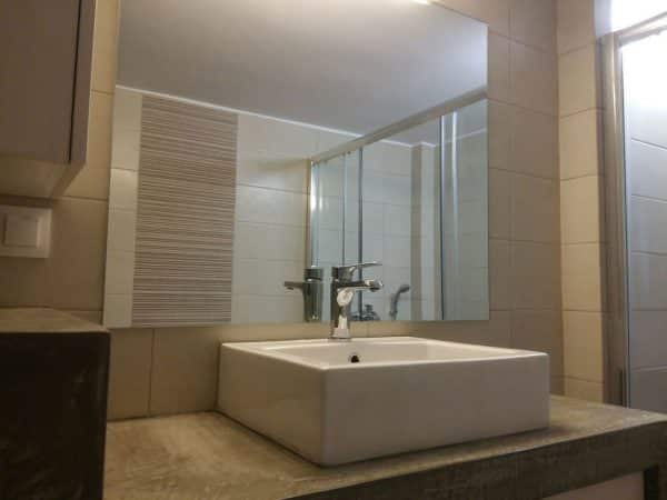 Ανακαίνιση μπάνιου στα Πετράλωνα με μοντέρνο νιπτήρα και καθρέφτη