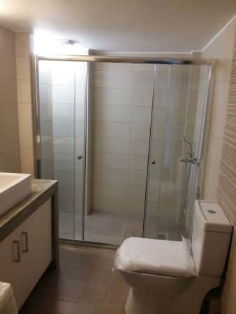 Ολοκληρωμένη ανακαίνιση μπάνιου στα Πετράλωνα με καμπίνα ντουζιέρας και μοντέρνο εξοπλισμό