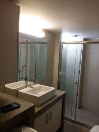 Ανακαινισμένο μπάνιο στον Ταύρο με ντουζιέρα καμπίνα και μοντέρνο έπιπλο μπάνιου