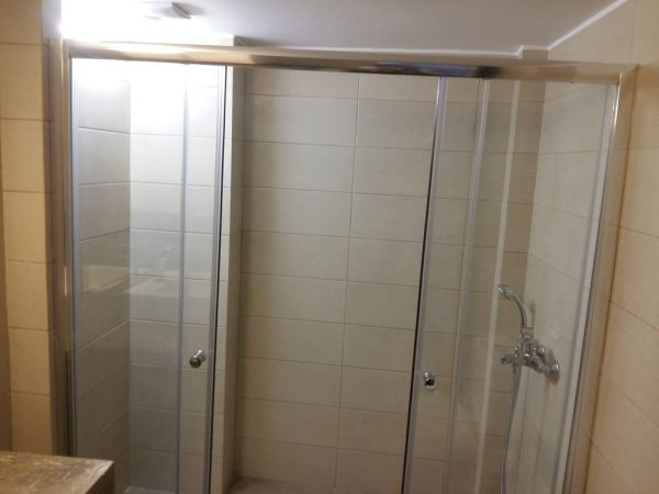 Ανακαίνιση μπάνιου στα Πετράλωνα με καμπίνα ντουζιέρας και νέα πλακάκια