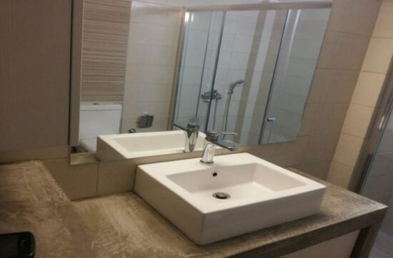 Ανακαίνιση μπάνιου στα Πετράλωνα με μοντέρνο νιπτήρα και καμπίνα ντουζιέρας