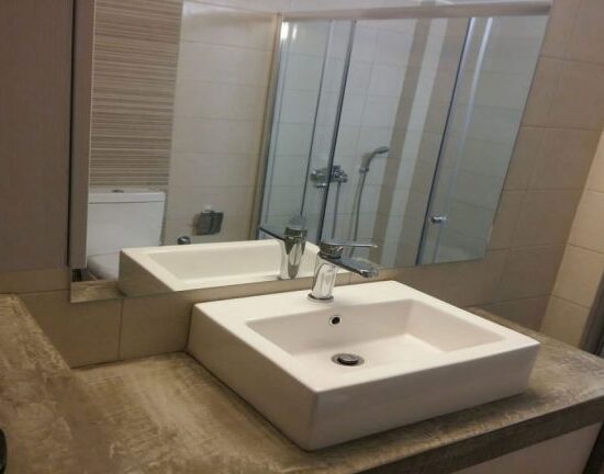 Ανακαίνιση μπάνιου στα Πετράλωνα με μοντέρνο νιπτήρα και καμπίνα ντουζιέρας