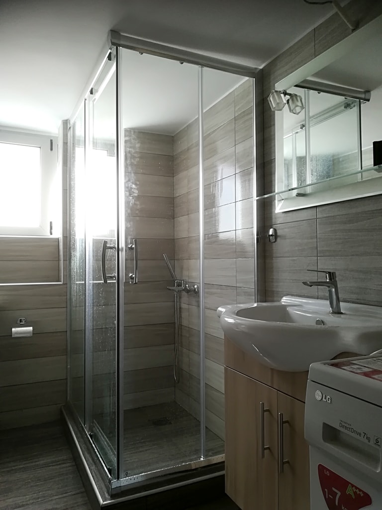 Ανακαίνιση μπάνιου στην Ηλιούπολη με καμπίνα ντουζιέρας και έπιπλο νιπτήρα