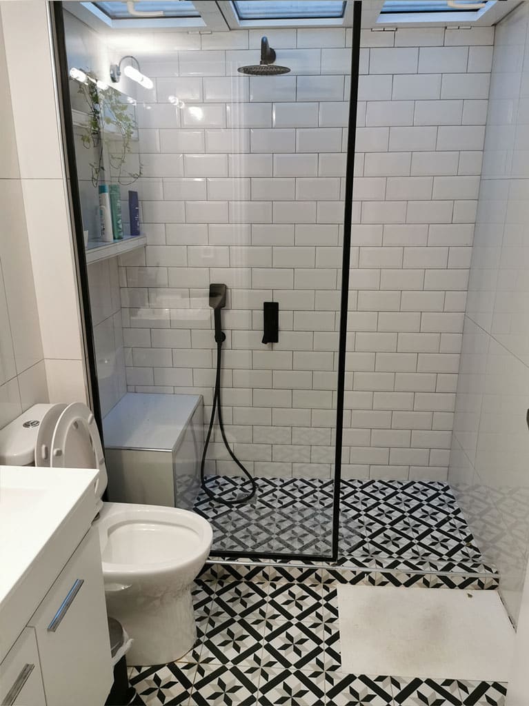 Ανακαινισμένο μπάνιο στον Χολαργό με ντουζιέρα, πλακάκια subway και διακοσμητικό δάπεδο