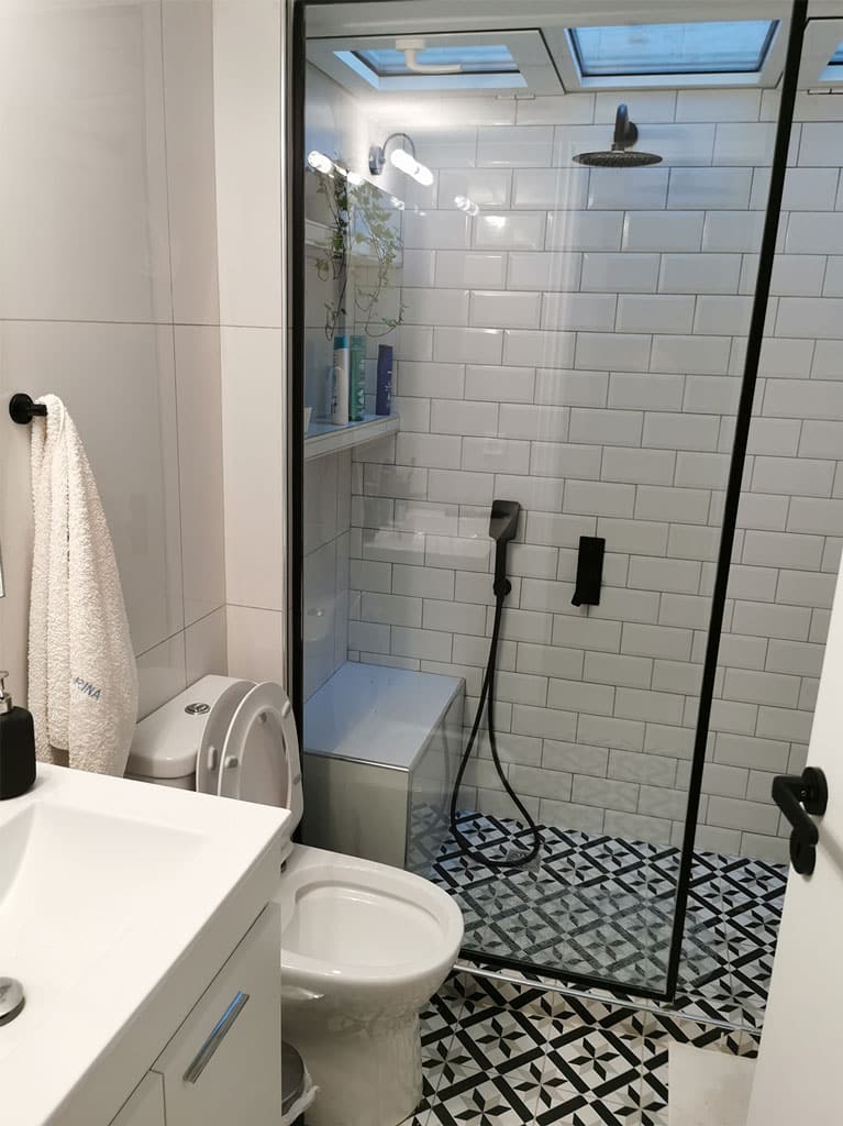 Σύγχρονη ντουζιέρα με γυάλινο διαχωριστικό και πλακάκια subway σε ανακαίνιση μπάνιου στον Χολαργό