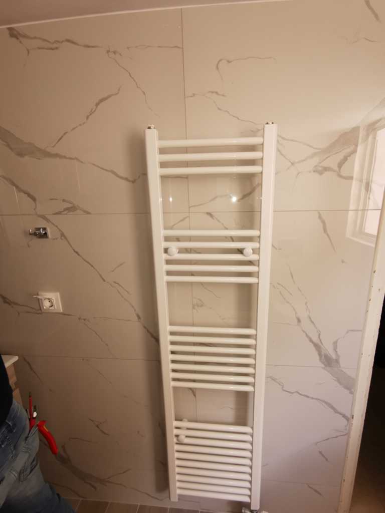 Θερμαντικό σώμα μπάνιου τύπου πετσετοκρεμάστρα σε ανακαίνιση μπάνιου στον Ταύρο