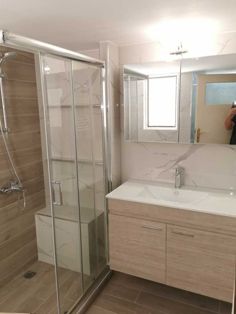 Ολική ανακαίνιση μπάνιου στον Ταύρο με ντουζιέρα καμπίνα και έπιπλο μπάνιου 90 εκ.