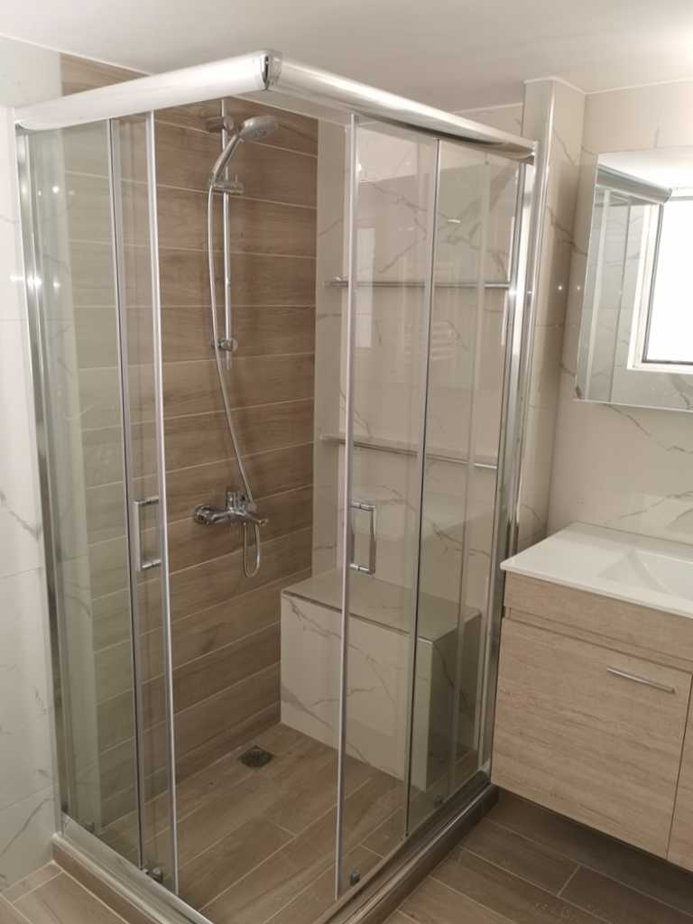 Καμπίνα ντουζιέρας με συρόμενα κρύσταλλα σε ανακαίνιση μπάνιου στον Ταύρο