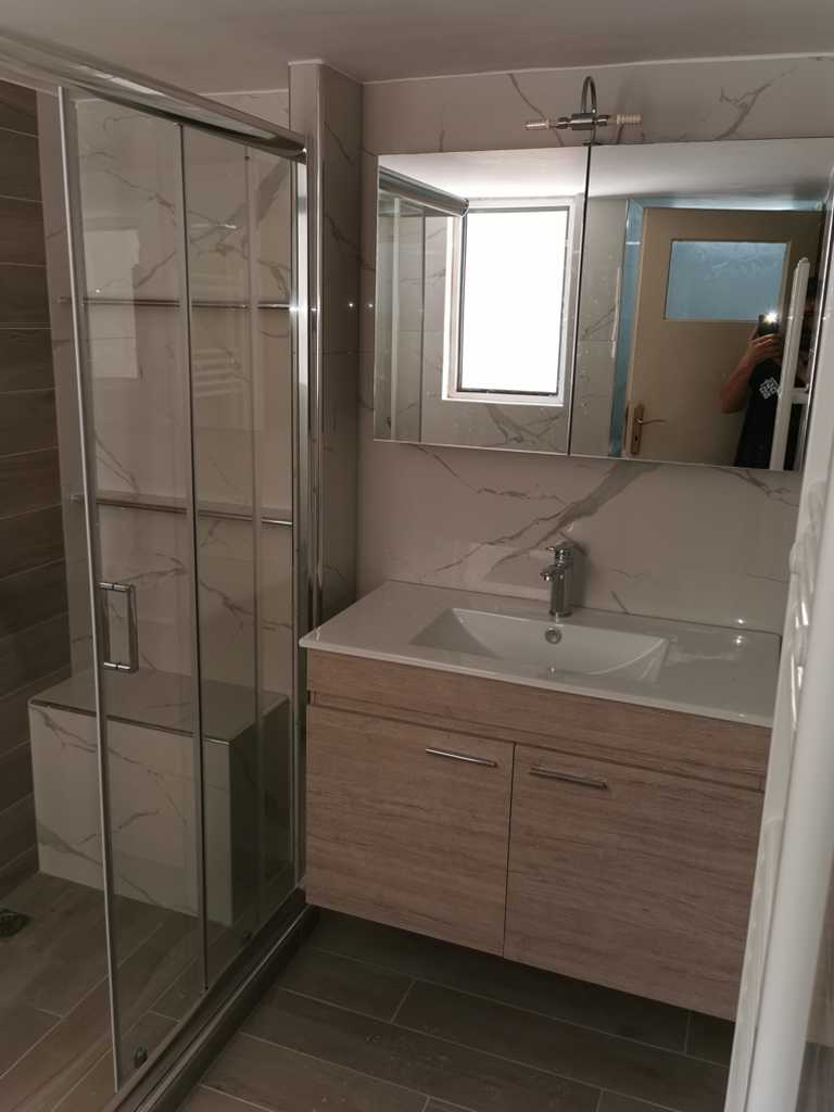 Ανακαινισμένο μπάνιο στον Ταύρο με καμπίνα ντουζιέρας και έπιπλο μπάνιου με καθρέπτη