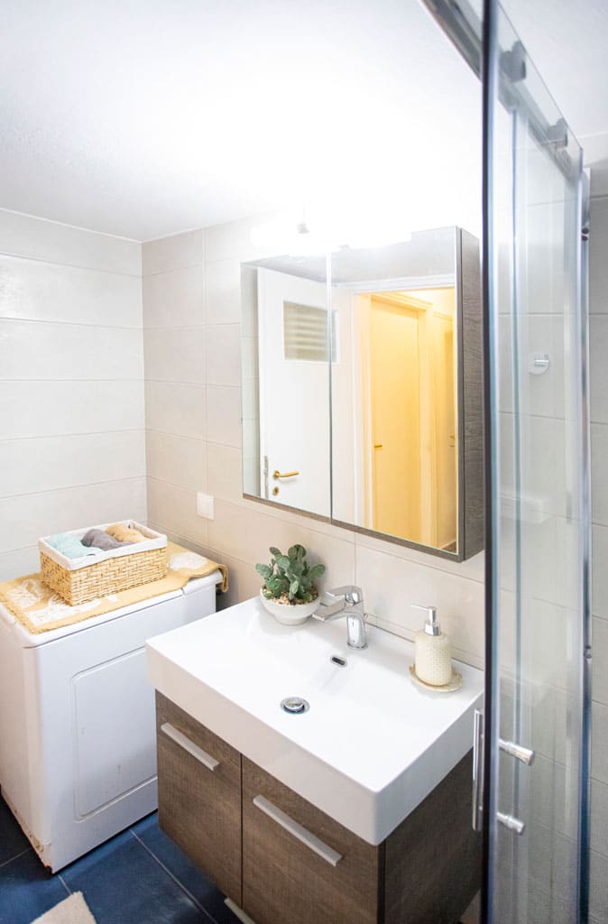 Λεπτομέρεια από ανακαίνιση μπάνιου στην Καλλιθέα με έπιπλο νιπτήρα και καμπίνα ντους