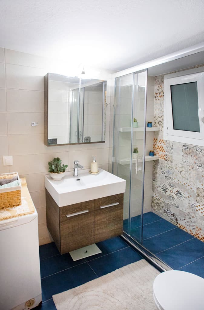 Ανακαίνιση μπάνιου στην Καλλιθέα με καμπίνα ντους και ρετρό πλακάκια