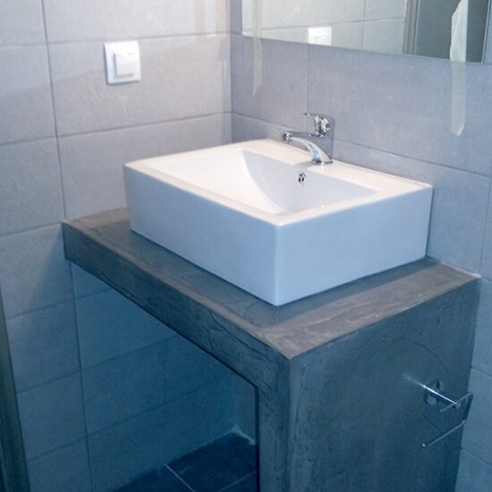 Ανακαίνιση μπάνιου στο Μεταξουργείο με minimal πλακάκια και χτιστό έπιπλο νιπτήρα