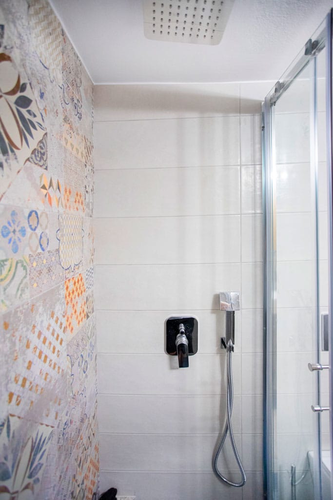 Καμπίνα ντους σε ανακαίνιση μπάνιου στην Καλλιθέα με εντοιχισμένη μπαταρία και ρετρό πλακάκια