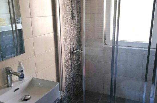 Ανακαίνιση μπάνιου στον Παπάγου με σύγχρονη ντουζιέρα και γυάλινη καμπίνα