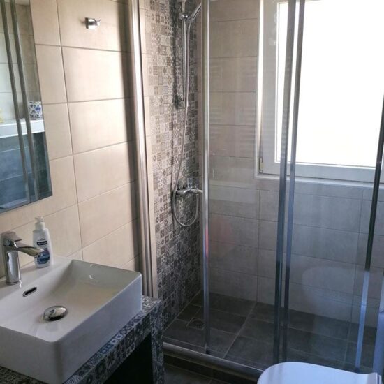 Ανακαίνιση μπάνιου στον Παπάγου με σύγχρονη ντουζιέρα και γυάλινη καμπίνα