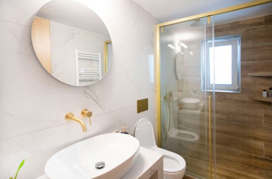 Ανακαίνιση μπάνιου στην Καλλιθέα με μαρμάρινα πλακάκια και χρυσές μπαταρίες