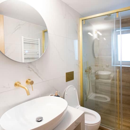 Ανακαίνιση μπάνιου στην Καλλιθέα με μαρμάρινα πλακάκια και χρυσές μπαταρίες