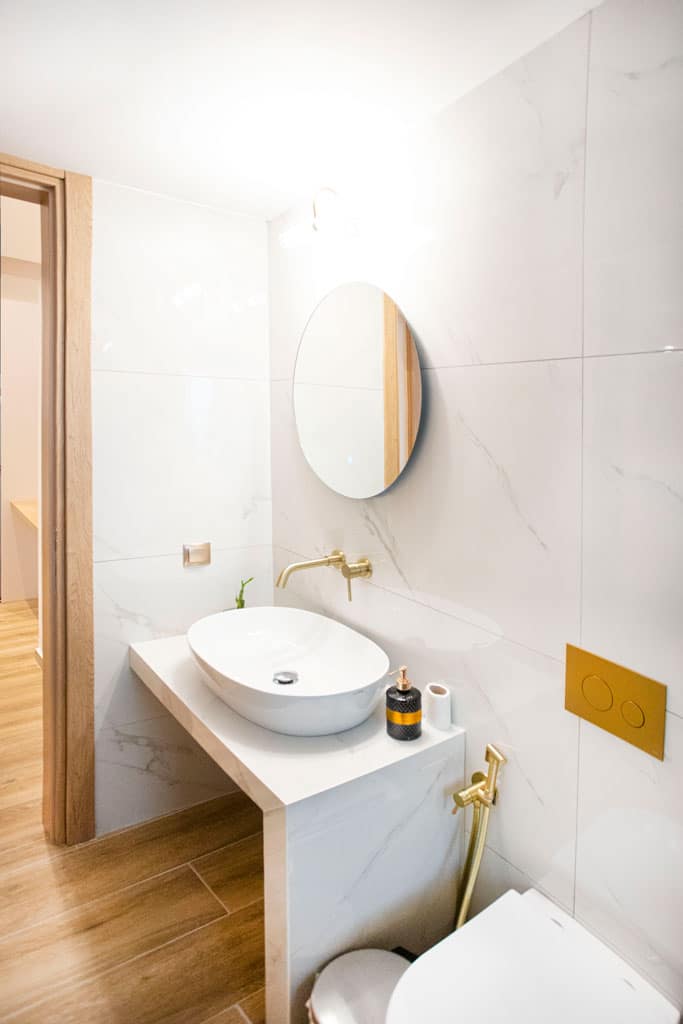 Επιτραπέζιος νιπτήρας με εντοιχισμένη χρυσή μπαταρία σε μοντέρνο μπάνιο στην Καλλιθέα