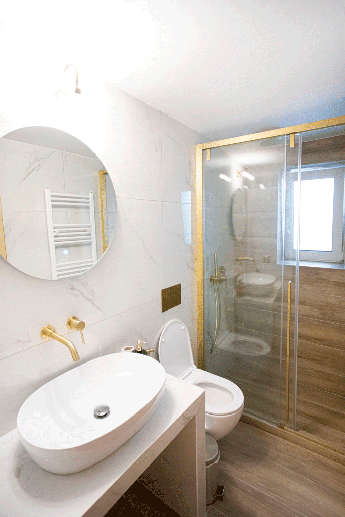 Ανακαίνιση μπάνιου στην Καλλιθέα με καμπίνα ντουζιέρας και wood look πλακάκια