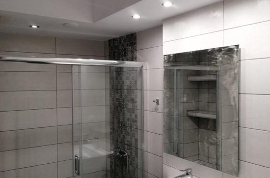 Ανακαίνιση μπάνιου στο Νέο Φάληρο με ψευδοροφή και σύγχρονο φωτισμό