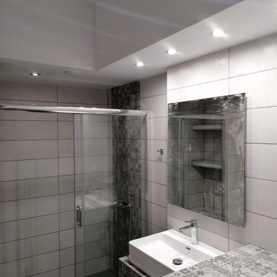 Ανακαίνιση μπάνιου στο Νέο Φάληρο με ψευδοροφή και σύγχρονο φωτισμό