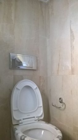 Ανακαίνιση μπάνιου στον Ταύρο με νέα λεκάνη και επένδυση πλακιδίων