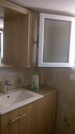 Ανακαίνιση μπάνιου στον Ταύρο με νέο έπιπλο νιπτήρα και αποθηκευτικό καθρέφτη