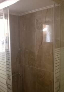 καμπίνα ντουζιέρας σε ανακαινισμένο μπάνιο στον Ταύρο