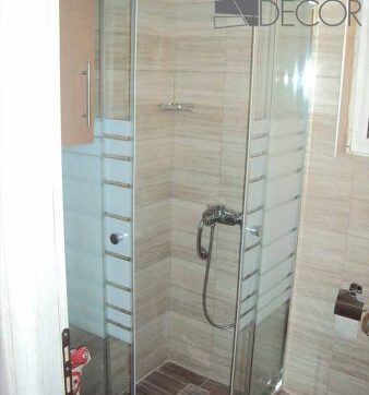 Ανακαίνιση μπάνιου στο Θησείο – τελικό αποτέλεσμα με ντουζιέρα και μοντέρνο νιπτήρα