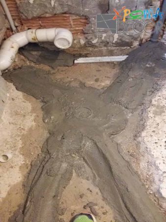 Τσιμεντοκονία και διαμόρφωση κλίσεων στα σιφόνια δαπέδου σε ανακαίνιση μπάνιου στο Θησείο