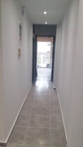 Ανακαινισμένος διάδρομος με νέα πλακάκια σε ολική ανακαίνιση στη Νίκαια