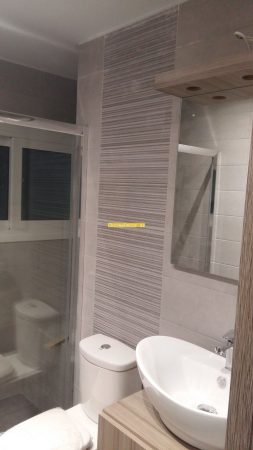 Ολική ανακαίνιση μπάνιου στη Νίκαια με σύγχρονο νιπτήρα και γκρι πλακάκια