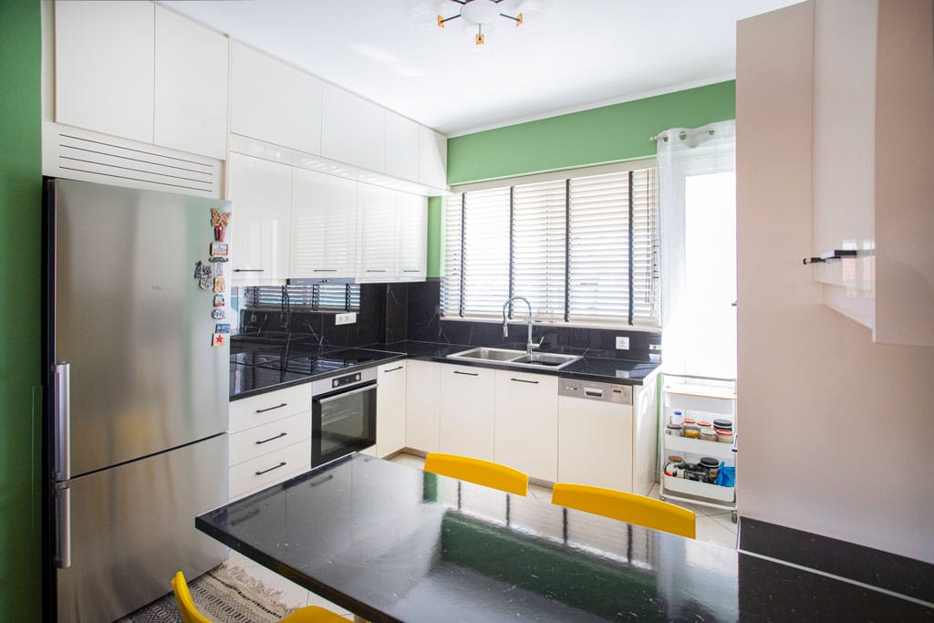 Γωνιακή κουζίνα με νεροχύτη κάτω από παράθυρο σε ανακαίνιση διαμερίσματος στον Πειραιά