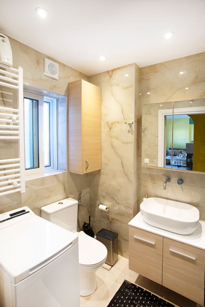 Ανακαινισμένο μπάνιο με έπιπλο νιπτήρα και λεκάνη σε διαμέρισμα στον Πειραιά