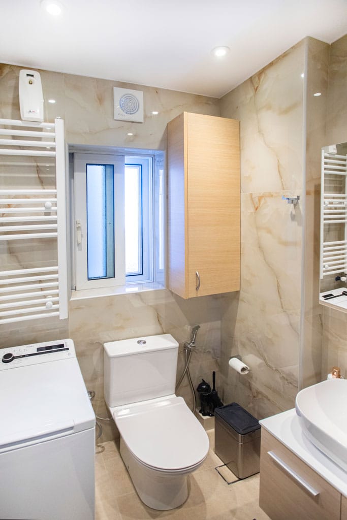 Ανακαινισμένο μπάνιο με λεκάνη και έπιπλο νιπτήρα σε διαμέρισμα στον Πειραιά