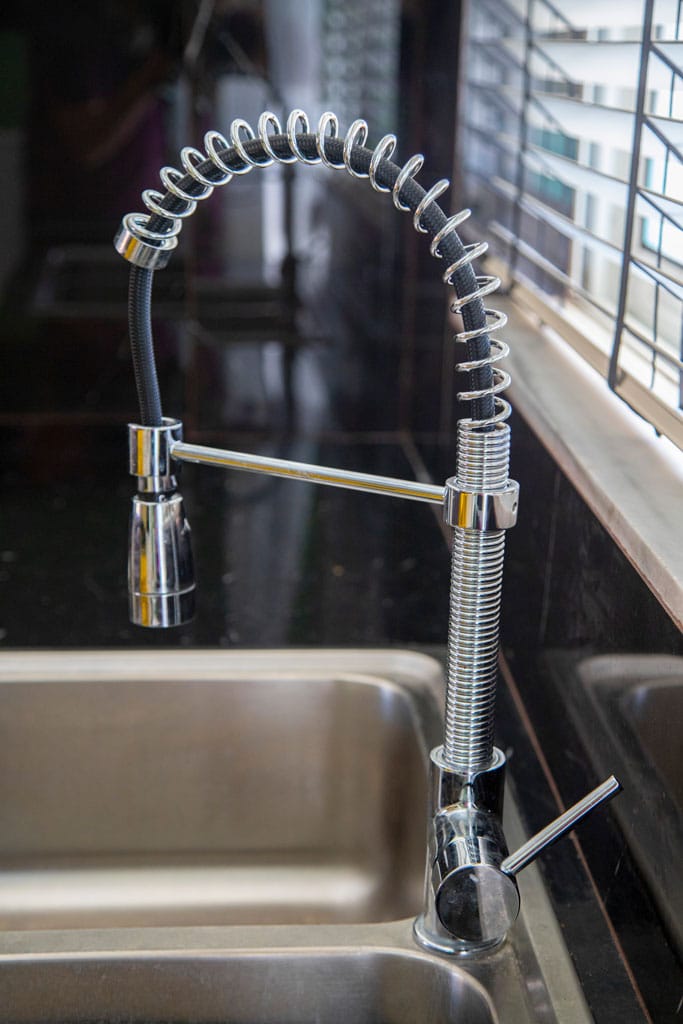 Μπαταρία κουζίνας με σπιράλ πάνω από νεροχύτη σε ανακαίνιση κουζίνας στον Πειραιά