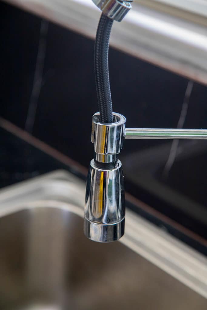 Μπαταρία κουζίνας πάνω από νεροχύτη σε ανακαίνιση κουζίνας στον Πειραιά