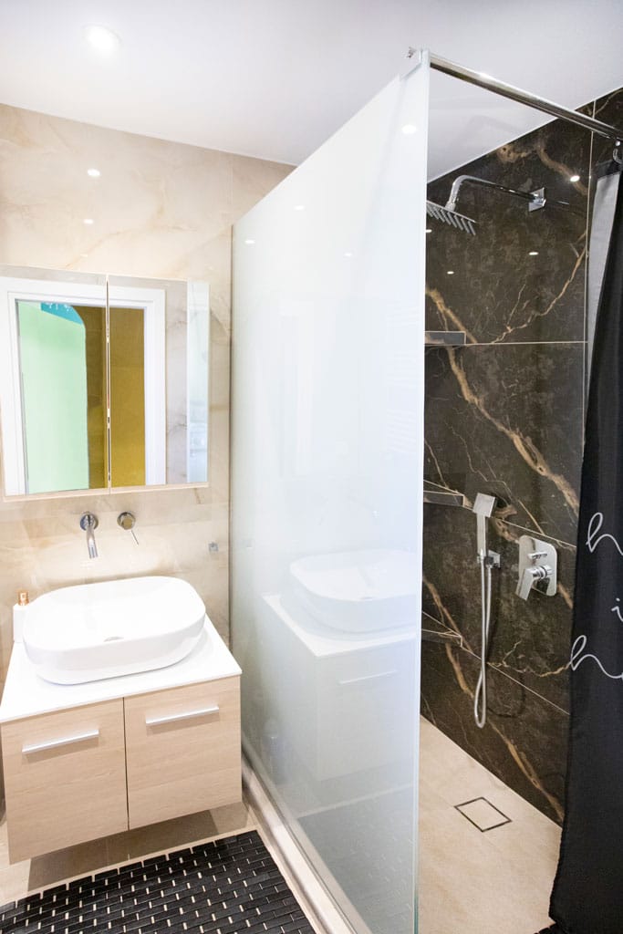 Ανακαινισμένο μπάνιο με ντουζιέρα και έπιπλο νιπτήρα σε διαμέρισμα στον Πειραιά