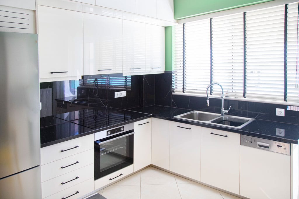 Ανακαινισμένη γωνιακή κουζίνα με νεροχύτη και εντοιχισμένο φούρνο σε διαμέρισμα στον Πειραιά