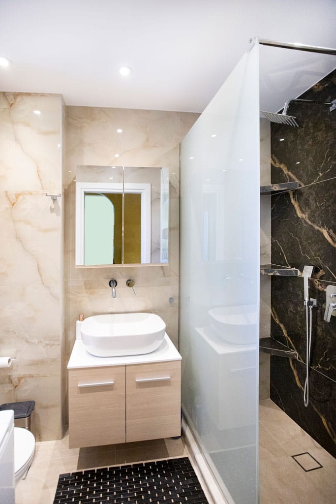 Μπάνιο με καμπίνα ντουζιέρας και μοντέρνο έπιπλο νιπτήρα σε ανακαίνιση στον Πειραιά