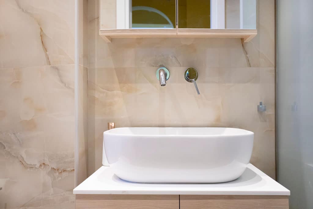 Έπιπλο μπάνιου με επιτραπέζιο νιπτήρα και καθρέφτη σε ανακαίνιση στον Πειραιά