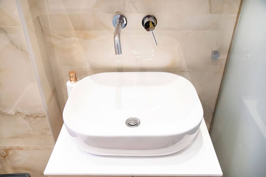 Επιτραπέζιος νιπτήρας με εντοιχισμένη μπαταρία σε ανακαίνιση μπάνιου στον Πειραιά