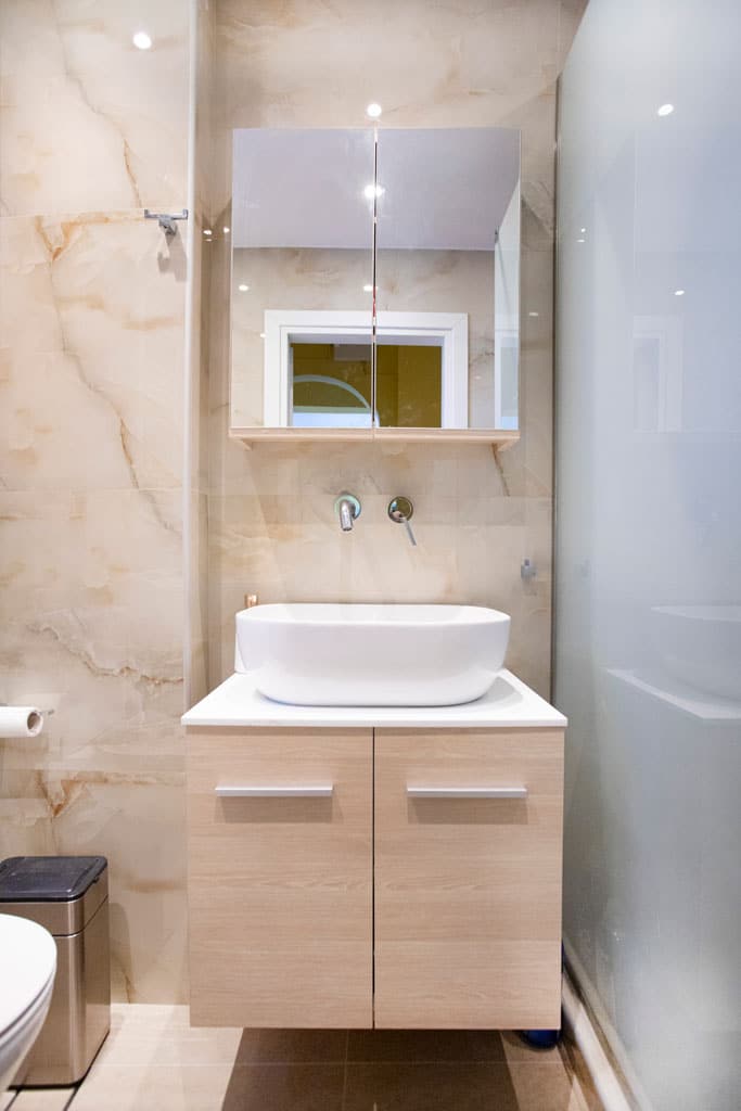 Έπιπλο μπάνιου με νιπτήρα και καθρέφτη σε ανακαίνιση μπάνιου στον Πειραιά