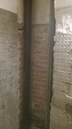 Καθαίρεση παλιών πλακιδίων και προετοιμασία τοίχου σε ανακαίνιση μπάνιου στον Βύρωνα