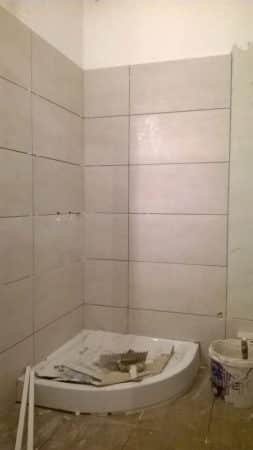 Τοποθέτηση νέων πλακιδίων τοίχου σε ανακαίνιση μπάνιου στον Βύρωνα