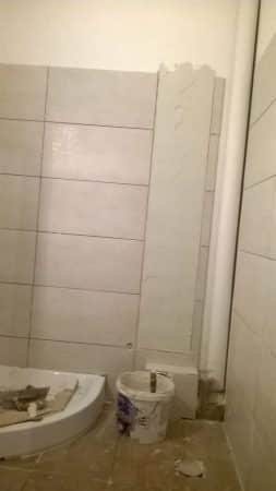 Τοποθέτηση πλακιδίων σε ανακαίνιση μπάνιου στον Βύρωνα