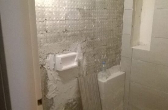 Κατεδάφιση παλιών πλακιδίων σε ανακαίνιση μπάνιου στον Βύρωνα