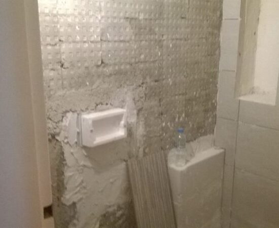 Κατεδάφιση παλιών πλακιδίων σε ανακαίνιση μπάνιου στον Βύρωνα