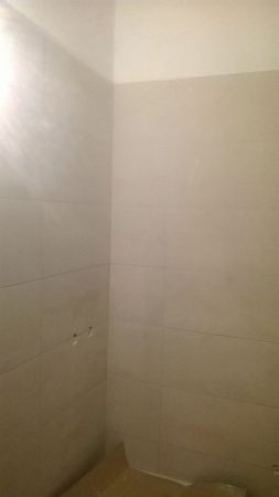 Ολοκληρωμένη επένδυση τοίχου σε ανακαίνιση μπάνιου στον Βύρωνα